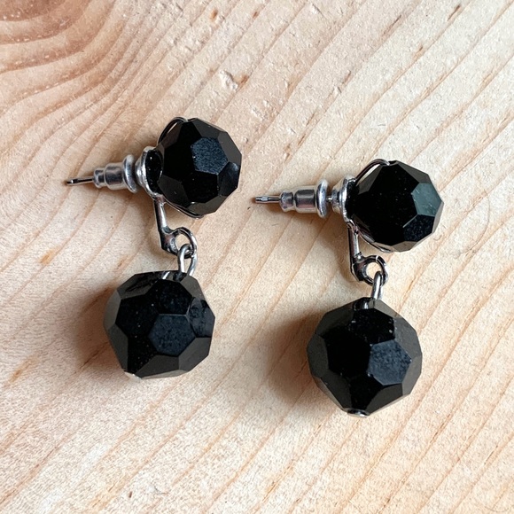 Black round and faceted glass beads silver tone dangle post earrings - Picture 2 of 10